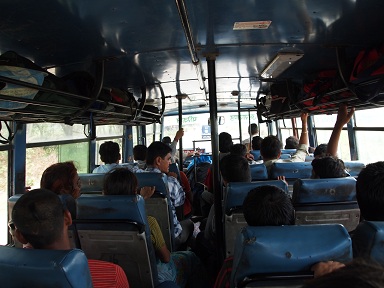 インドのバス車内.jpg